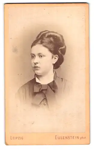 Fotografie Eulenstein, Leipzig, Ecke der Tauchaer Strasse 29, Portrait junge Dame mit Hochsteckfrisur