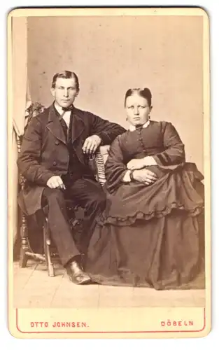 Fotografie Otto Johnsen, Döbeln, Breitestrasse 331, Portrait junges Paar in modischer Kleidung