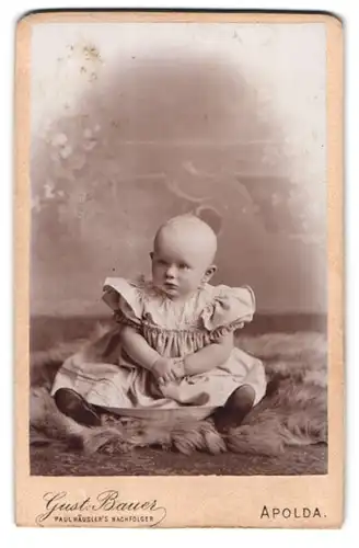 Fotografie Gust. Bauer, Apolda, Ackerwand 34, Portrait niedliches Kleinkind im hübschen Kleid