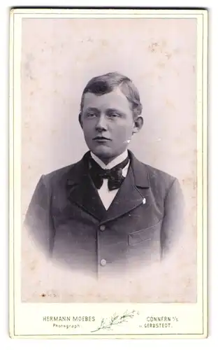 Fotografie Hermann Moebes, Cönnern a /S., Feldstrasse 23 B, Portrait junger Mann im Anzug mit Fliege