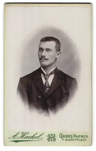 Fotografie A. Hackel, Gabel b. Niemes, Marktplatz, Portrait eleganter Herr mit Oberlippenbart