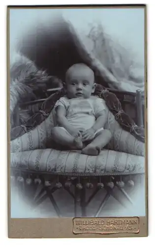 Fotografie Willibald Hartmann, Gross Schönau i. S., Portrait niedliches Kleinkind im Hemd mit nackigen Füssen
