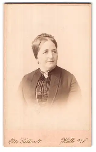 Fotografie Otto Gebhardt, Halle a /S., Gr. Ullrichstrasse 11, Portrait ältere Dame mit Haube und Kragenbrosche