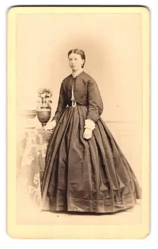 Fotografie C. Höpfner, Halle a /S., Portrait junge Dame in modischer Kleidung