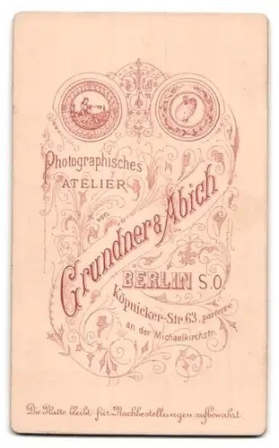 Fotografie Grundner & Abich, Berlin, Köpnickerstrasse 63, Portrait zwei junge Damen in modischer Kleidung