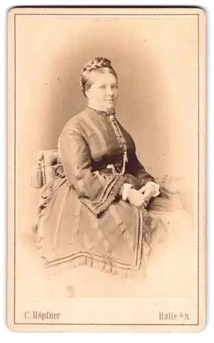 Fotografie C. Höpfner, Halle a /S., Alter Markt 1, Portrait modisch gekleidete Dame mit Flechtfrisur