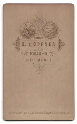 Fotografie C. Höpfner, Halle a /S., Alter Markt 1, Portrait modisch gekleidete Dame mit Flechtfrisur