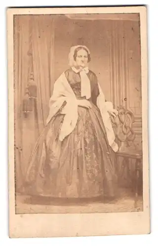 Fotografie F. Schröter, Schkeuditz, Portrait ältere Dame im Kleid mit Haube