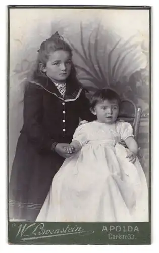 Fotografie W. Löwenstein, Apolda, Carlstrasse 33, Portrait modisch gekleidetes Mädchen mit Kleinkind an der Hand