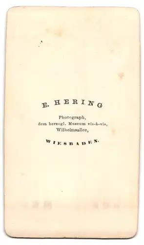 Fotografie E. Hering, Wiesbaden, Portrait kleines Mädchen im modischen Kleid