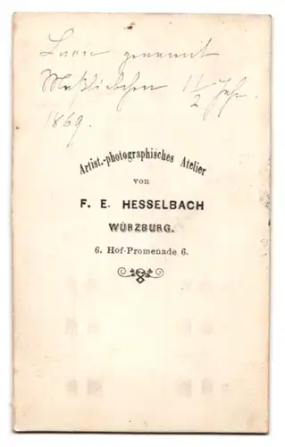 Fotografie F. E. Hesselbach, Würzburg, Hof-Promenade 6, Portrait kleines Mädchen im weissen Kleid