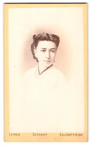 Fotografie Eulenstein, Leipzig, Ecke der Tauchaer Strasse 29, Portrait junge Dame mit Ohrringen