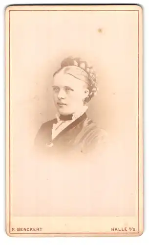 Fotografie F. Benckert, Halle a /S., Grosse Ullrichstrasse 28, Portrait junge Dame mit Flechtfrisur