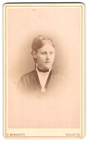 Fotografie F. Benckert, Halle a /S., Grosse Ullrichstrasse 28, Portrait junge Dame mit Hochsteckfrisur und Halsband