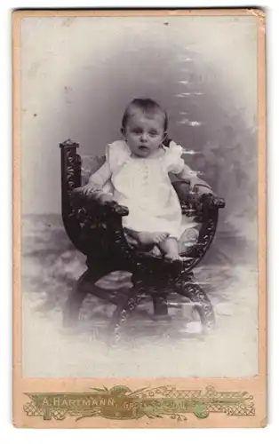 Fotografie A. Hartmann, Gross-Schönau i. S., Portrait niedliches Kleinkind im weissen Hemd mit nackigen Füssen