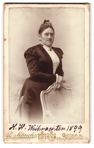 Fotografie B. Münchs, Gotha, Schweizer-Strasse, Portrait ältere Dame in eleganter Kleidung mit Zwicker