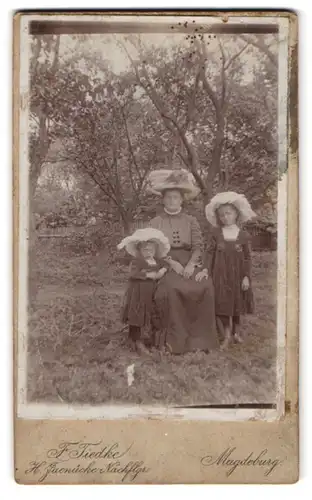 Fotografie F. Tiedke, Magdeburg, Kaiser-Strasse 94, Portrait bürgerliche Dame mit zwei kleinen Mädchen