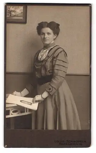 Fotografie Louis Schindhelm, Ebersbach i /S., Portrait junge Dame im modischen Kleid mit Zeitung