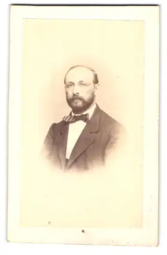 Fotografie Julius Zschille, Berlin, Neue Königs-Strasse 1 a, Portrait stattlicher Herr mit Brille und Vollbart