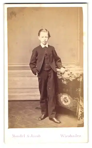 Fotografie Mondel & Jacob, Wiesbaden, Taunusstrasse 12 a, Portrait kleiner Junge in modischer Kleidung