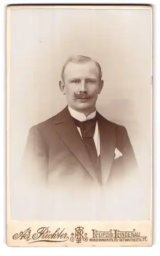 Fotografie Ad. Richter, Leipzig-Lindenau, Merseburg 61, Portrait eleganter Herr mit Moustache