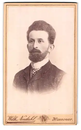 Fotografie Wilh. Nordahl, Hannover, Humboldt-Strasse 2, Portrait modisch gekleideter Herr mit Vollbart