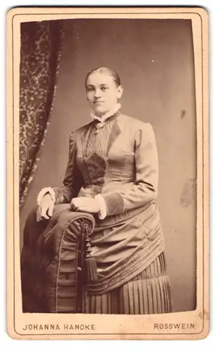 Fotografie Johanna Hancke, Rosswein, Brückenplatz, Portrait junge Dame in hübscher Kleidung