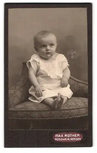 Fotografie Max Rother, Rosswein, Mittelstrasse 17, Portrait niedliches Kleinkind im weissen Kleid mit nackigen Füssen