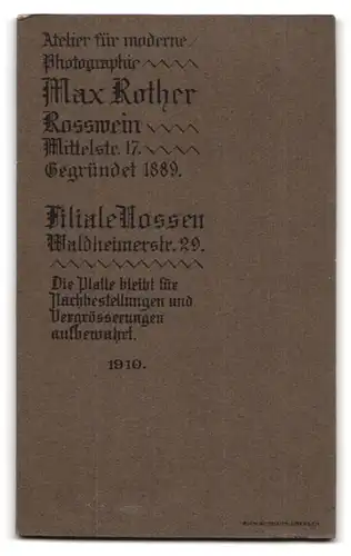 Fotografie Max Rother, Rosswein, Mittelstrasse 17, Portrait niedliches Kleinkind im weissen Kleid mit nackigen Füssen