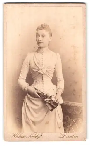 Fotografie G. Chr. Hahn Nachf., Dresden, Waisenhaus Strasse 34, Frau im taillierten Kleid mit Fächer