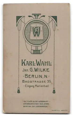 Fotografie Karl Wahl, Berlin, Badstrasse 35, Frau im schwarzen Kleid