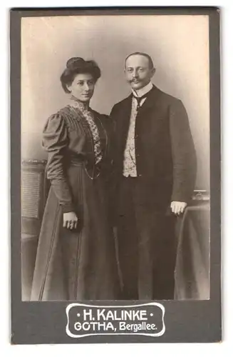 Fotografie H. Kalinke, Gotha, Bergallee, Paar in Ausgehkleidung