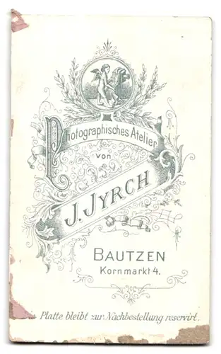 Fotografie J. Jyrch, Bautzen, Kornmarkt 4, Kind mit Blumengesteck