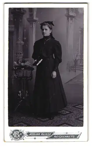 Fotografie J. Gliese, Reichenau i. S., Fräulein im schwarzen taillierten Kleid und Haarschleife