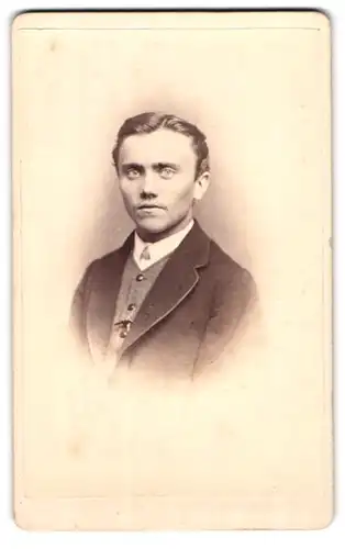 Fotografie C. Axtmann, Plauen i. V., Oberer-Graben 3, junger Herr mit pomadiertem Haar