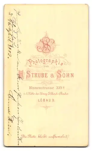 Fotografie H. Strube & Sohn, Löbau i.S., Blumenstrasse 339, Mädchen im schwarzen Kleid mit Zopf