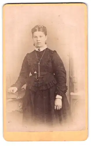 Fotografie Johanna Hancke, Rosswein, Brückenplatz, Frau im taillierten Kleid mit Uhrenkette