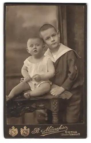 Fotografie B. Münch, Gotha, Löwen-Strasse 9, Junge im Matrosenanzug mit Schwesterchen