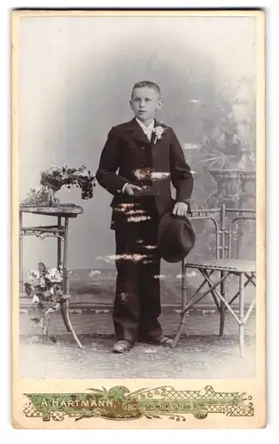 Fotografie A. Hartmann, Gross-Schönau. i. S., Junge im Anzug mit Hut