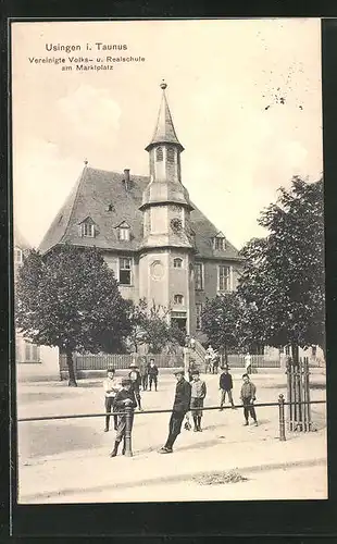 AK Usingen i. Taunus, Vereinigte Volks- und Realschule am Marktplatz mit Kindern