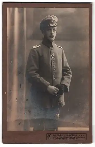 Fotografie A. Zscherpel, Wittenberg, Markt 14, Portrait Soldat mit Degen, Träger Eisernes Kreuz I., Sschulterst. Rgt. 27