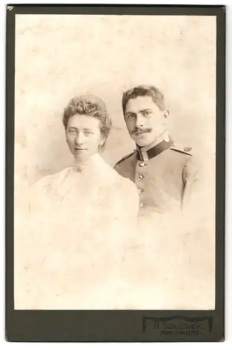 Fotografie R. Schiewek, Nordhausen, Töpferstr. 1, Portrait Gardesoldat mit Ehefrau