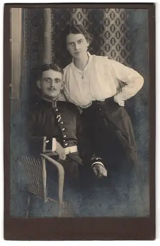 Fotografie unbekannter Fotograf und Ort, Portrait Gardesoldat, Träger Eisernes Kreuz I., mit Gattin