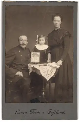Fotografie Laura From, Toftlund, Portrait Soldat in Ausgehuniform mit kleinem Töchterchen und Ehefrau