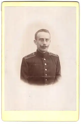 Fotografie unbekannter Fotograf und Ort, Portrait Soldat mit Zwicker, Einjährig Freiwilliger, Schulterstück Regt. 11