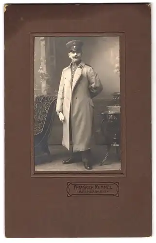Fotografie Friedrich Rummel, Germersheim, Portrait Gardesoldat im Übermantel mit Kragenspiegel