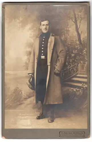 Fotografie G. Deisz, München, Nymphenburgerstr. 15c, Portrait bayrischer Soldat im Übermantel mit Kragenspiegel