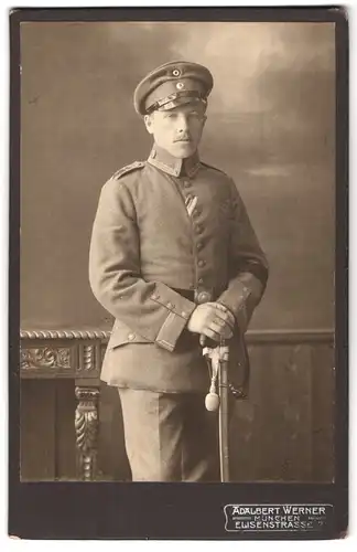 Fotografie Adalbert Werner, München, Elisenstrasse 7, Portrait Unteroffzier der Garde, Träger EK I., Degen mit Portepee