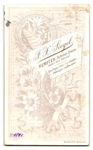 Fotografie F. X. Siegel, Kempten, Kottener Str., Portrait Mann im Anzug mit Oberlippenbart und Locken