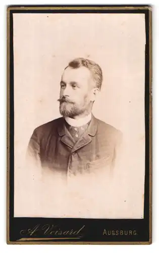 Fotografie A. Voisard, Augsburg, Fuggerstr., Portrait Herr im Anzug mit Vollbart